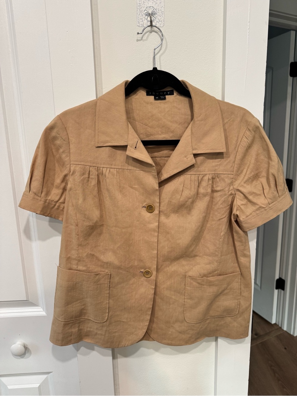 Theory Short-Sleeve Button-Front Shirt Jacket in Camel